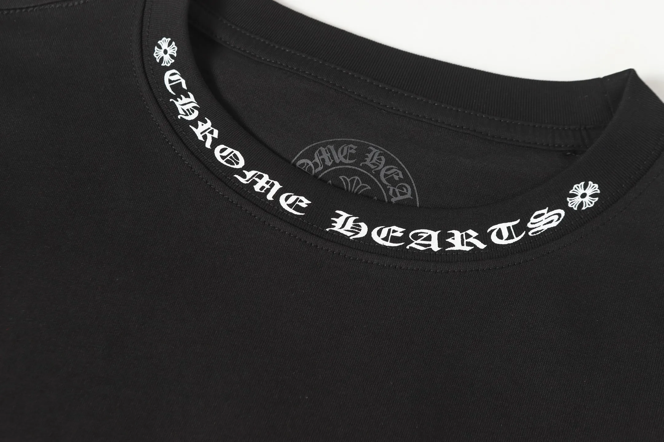 P150 cross-border model, please do not place an order if you pursue perfection -Chrome Hearts/Chrome Hearts 23ss cross✝️Sanskrit printed popular long-sleeved T-shirt -High weight, high density and high quality, soft, delicate and skin-friendly wool, soft and silky to the touch, excellent warmth and skin-friendly properties -Customized weaving and dyeing, no color difference, no matter the fabric or workmanship details, beat the ordinary version on the market -Colour: black white -Size: S M L XL